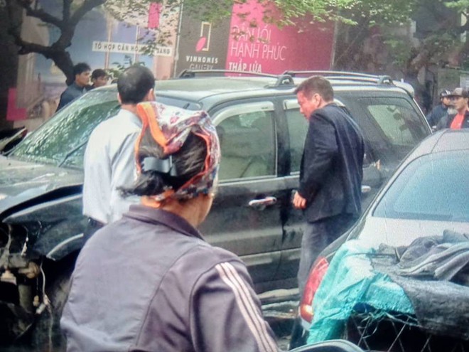 Hiện trường vụ xe điên đâm hàng loạt xe trên phố Hà Nội khiến cụ bà tử vong tại chỗ - Ảnh 13.