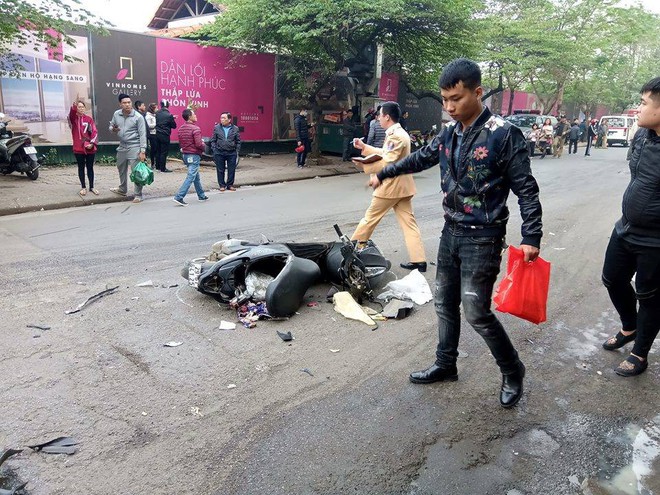 Hiện trường vụ xe điên đâm hàng loạt xe trên phố Hà Nội khiến cụ bà tử vong tại chỗ - Ảnh 10.