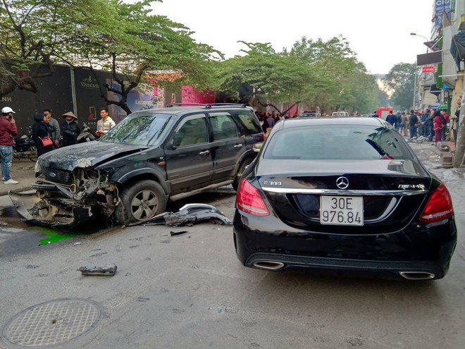 Hiện trường vụ xe điên đâm hàng loạt xe trên phố Hà Nội khiến cụ bà tử vong tại chỗ - Ảnh 3.