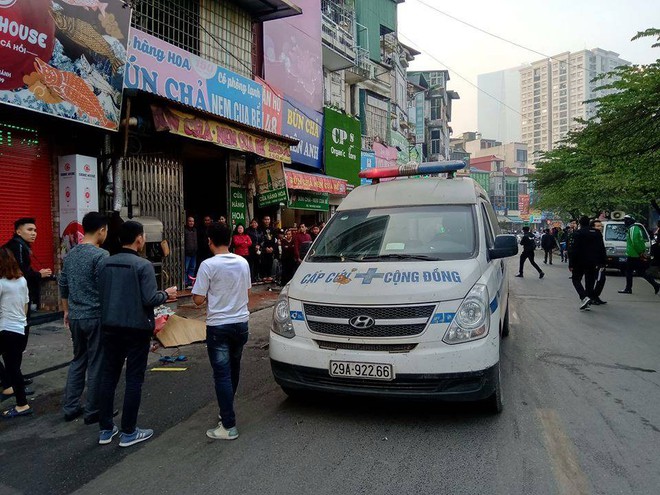Hiện trường vụ xe điên đâm hàng loạt xe trên phố Hà Nội khiến cụ bà tử vong tại chỗ - Ảnh 7.