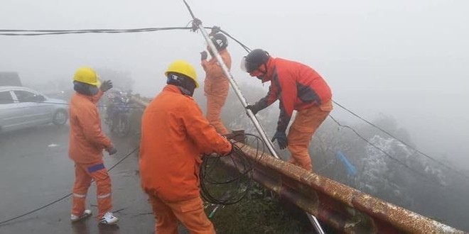 Băng tuyết đã tan trên đỉnh Mẫu Sơn sau kỳ nghỉ lễ - Ảnh 1.