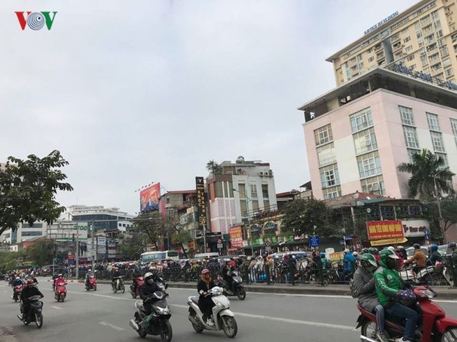 Ảnh: Đường phố Hà Nội ùn tắc trong ngày đi làm đầu tiên của năm 2019 - Ảnh 7.
