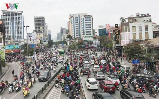 Ảnh: Đường phố Hà Nội ùn tắc trong ngày đi làm đầu tiên của năm 2019 - Ảnh 10.