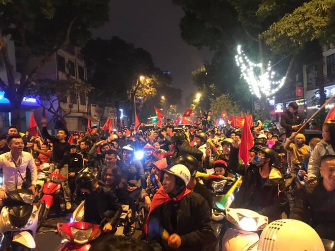 Đội tuyển Việt Nam chiến thắng nghẹt thở, người dân đổ ra đường phố Hà Nội ăn mừng - Ảnh 4.