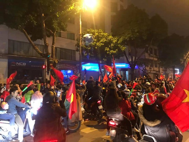Đội tuyển Việt Nam chiến thắng nghẹt thở, người dân đổ ra đường phố Hà Nội ăn mừng - Ảnh 3.