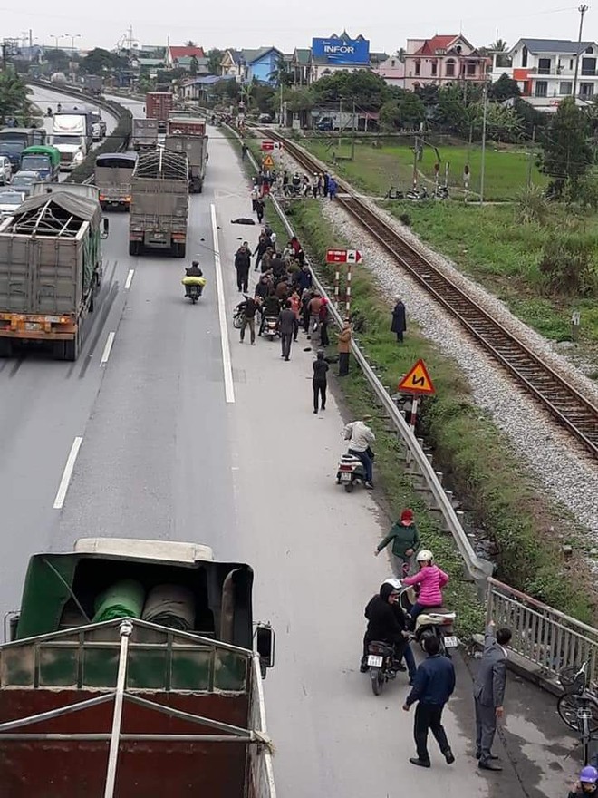 Tai nạn thảm khốc: Đoàn người đi viếng nghĩa trang liệt sĩ bị xe tải đâm, 8 người chết - Ảnh 2.