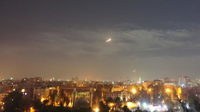 Israel liên tiếp giội mưa tên lửa xuống Syria chỉ trong 24 giờ: Đòn thù chưa từng thấy! - Ảnh 1.