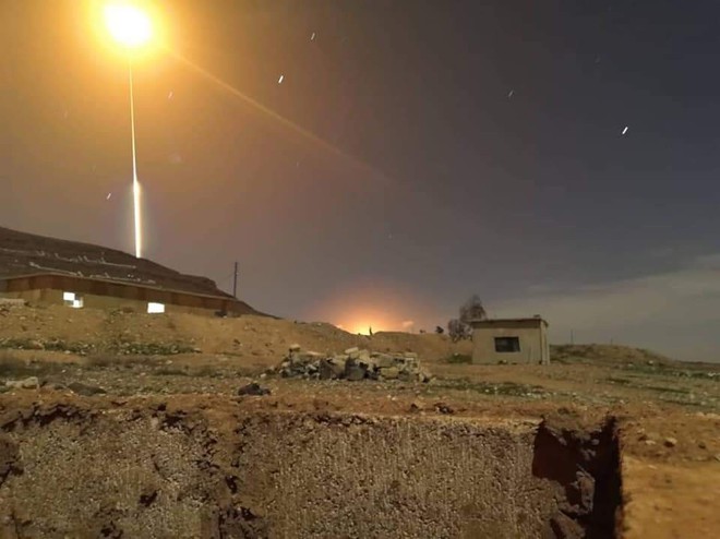 Israel tấn công Damascus, nhiều tiếng nổ lớn rung chuyển Damascus - Tên lửa S-300 đã khai hỏa? - Ảnh 1.