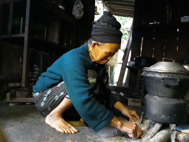 Chuyện đau lòng của một người mẹ già tự tay nhốt con trai vào cũi sắt suốt 15 năm dài - Ảnh 1.