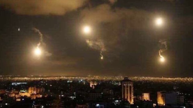 Israel tấn công Damascus, nhiều tiếng nổ lớn rung chuyển Damascus - Tên lửa S-300 đã khai hỏa? - Ảnh 4.