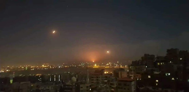 Israel tấn công Damascus, nhiều tiếng nổ lớn rung chuyển Damascus - Tên lửa S-300 đã khai hỏa? - Ảnh 5.