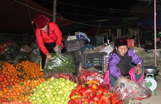 Độc đáo chợ phiên Đồng Văn ngày cuối tuần - Ảnh 2.