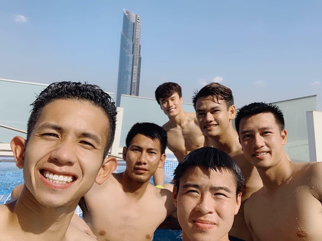 Văn Lâm cùng đồng đội khoe body chuẩn soái ca bên bể bơi - Ảnh 2.