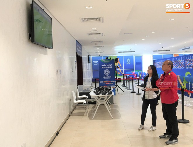 Không đi shopping cùng học trò, HLV Park Hang-seo lặng lẽ đi thăm dò đối thủ ở tứ kết Asian Cup 2019 - Ảnh 2.