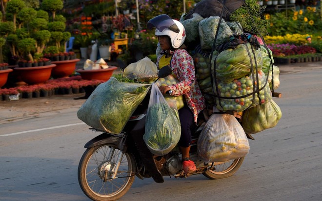 24h qua ảnh: Cảnh sát Thụy Sĩ ngụy trang đứng gác trên mái nhà - Ảnh 1.