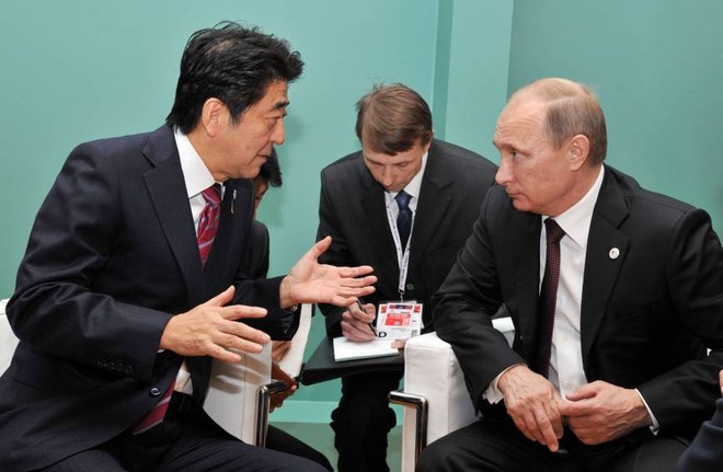 Trong 6 năm gặp nhau 25 lần: Ông Putin đã thả mồi, ông Abe quyết giữ chắc con chim sẻ - Ảnh 2.