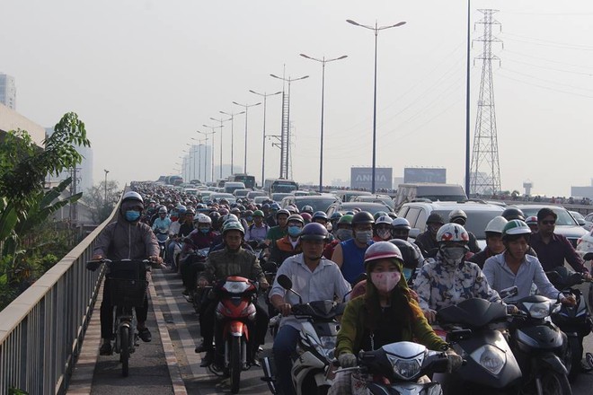 Ùn tắc kinh hoàng trên cầu Sài Gòn, hàng nghìn người chen chúc trong nắng nóng ngày cận Tết  - Ảnh 1.