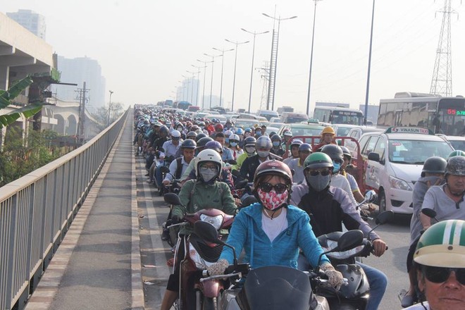 Ùn tắc kinh hoàng trên cầu Sài Gòn, hàng nghìn người chen chúc trong nắng nóng ngày cận Tết  - Ảnh 2.