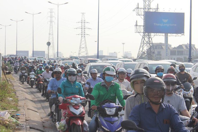 Ùn tắc kinh hoàng trên cầu Sài Gòn, hàng nghìn người chen chúc trong nắng nóng ngày cận Tết  - Ảnh 3.