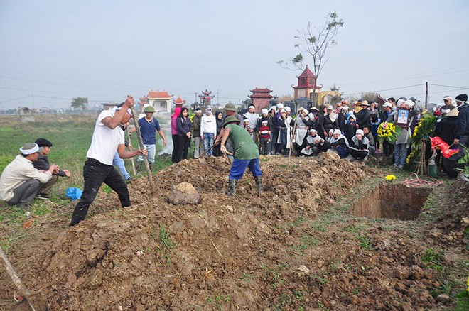 Vụ 8 cán bộ xã tử vong: Đắp mộ người này chưa xong phải chạy tắt đồng đưa người khác - Ảnh 2.