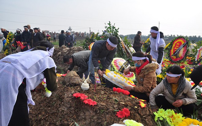 Đại tang ở Kim Lương: Đắp mộ người này chưa xong phải chạy tắt đồng đưa người khác - Ảnh 4.