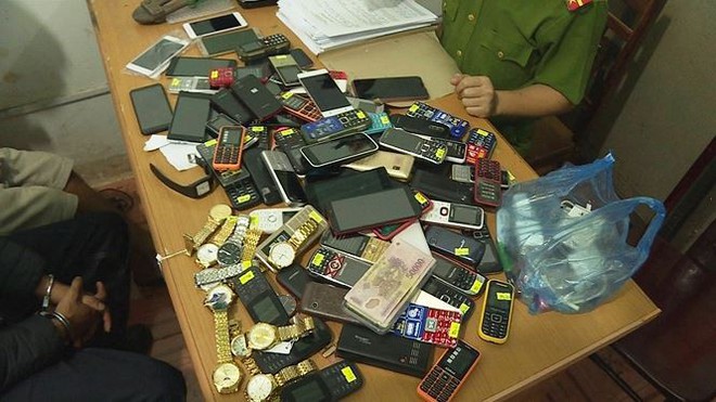 Đôi tình nhân mang kìm sắt phá khóa trộm hơn 200 điện thoại - Ảnh 1.