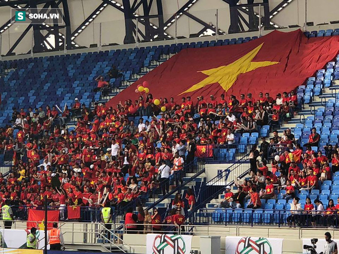 CĐV Việt Nam đến sân từ sớm, người hâm mộ trong nước sôi động tiếp lửa cho thầy trò Park Hang-seo - Ảnh 1.