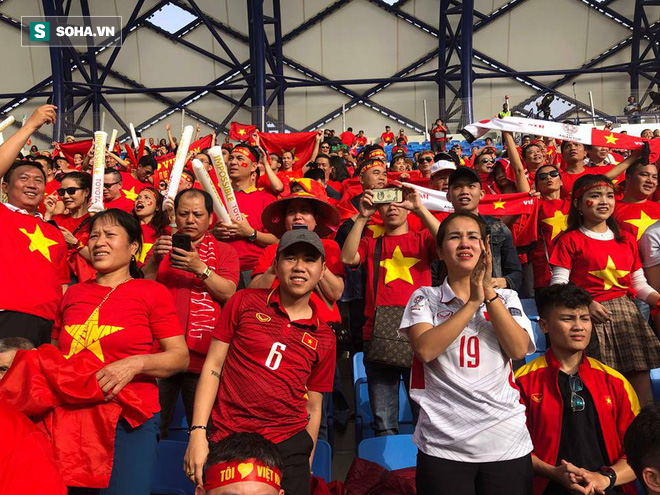 CĐV Việt Nam đến sân từ sớm, người hâm mộ trong nước sôi động tiếp lửa cho thầy trò Park Hang-seo - Ảnh 3.