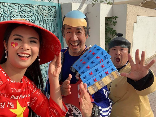 Không khí trận Việt Nam - Nhật Bản tại Dubai: Hoa hậu Ngọc Hân, MC Phan Anh gây chú ý - Ảnh 12.