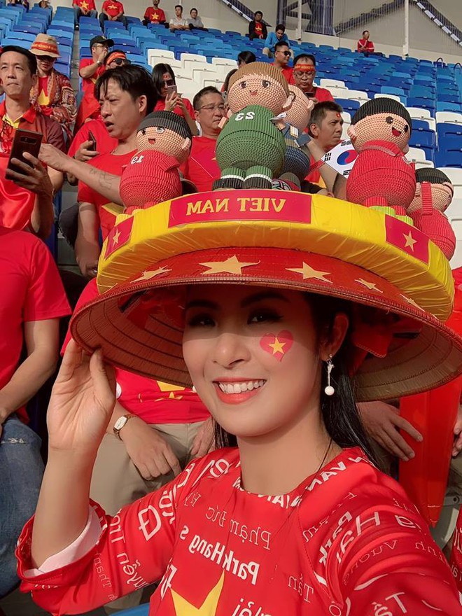 Không khí trận Việt Nam - Nhật Bản tại Dubai: Hoa hậu Ngọc Hân, MC Phan Anh gây chú ý - Ảnh 3.