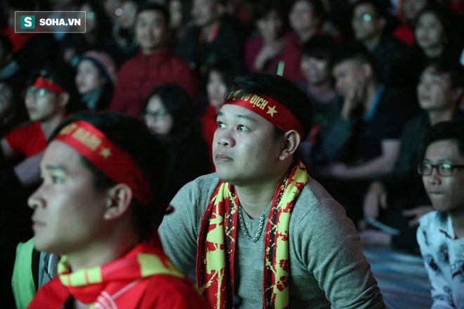 Việt Nam vs Nhật Bản: CĐV đốt pháo sáng khi trọng tài dùng VAR hủy bàn thắng - Ảnh 3.