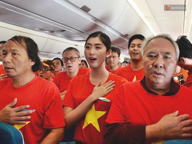 Clip: Hơn 300 CĐV hát Quốc ca trên độ cao hơn 10.000m, một lòng hướng về ĐT Việt Nam trong trận tứ kết Asian Cup 2019 - Ảnh 3.