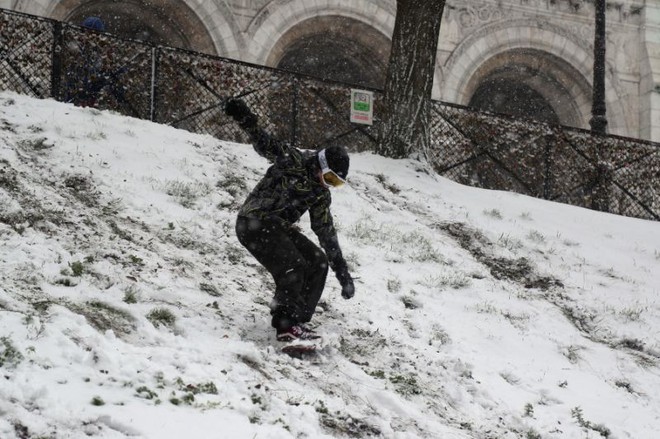 Paris đón tuyết đầu mùa sau nhiều tuần căng thẳng: Kẻ lãng mạn xuống phố, người cô đơn chống chọi giá rét - Ảnh 11.
