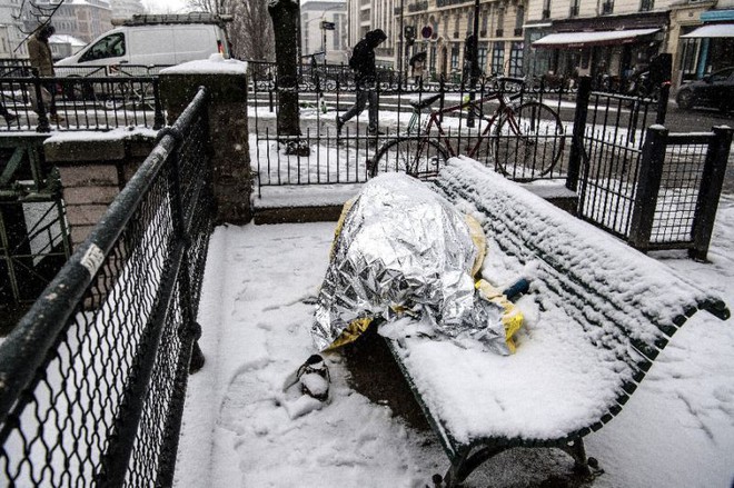 Paris đón tuyết đầu mùa sau nhiều tuần căng thẳng: Kẻ lãng mạn xuống phố, người cô đơn chống chọi giá rét - Ảnh 13.