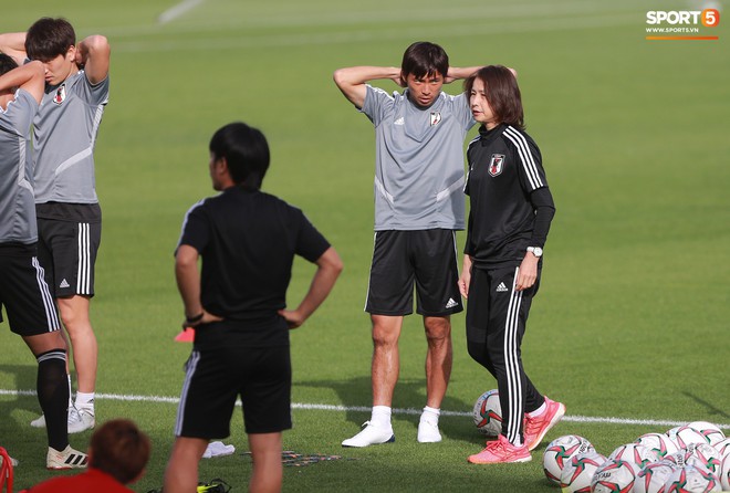 Nữ trợ lý đặc biệt trên sân tập của tuyển Nhật Bản - Ảnh 4.