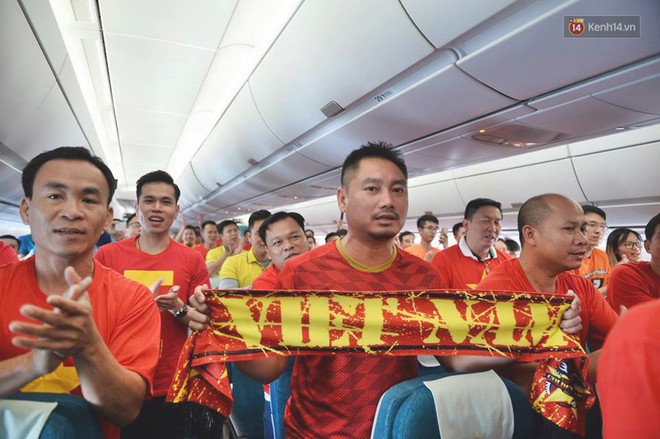 Clip: Hơn 300 CĐV hát Quốc ca trên độ cao hơn 10.000m, một lòng hướng về ĐT Việt Nam trong trận tứ kết Asian Cup 2019 - Ảnh 5.