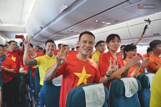 Clip: Hơn 300 CĐV hát Quốc ca trên độ cao hơn 10.000m, một lòng hướng về ĐT Việt Nam trong trận tứ kết Asian Cup 2019 - Ảnh 6.