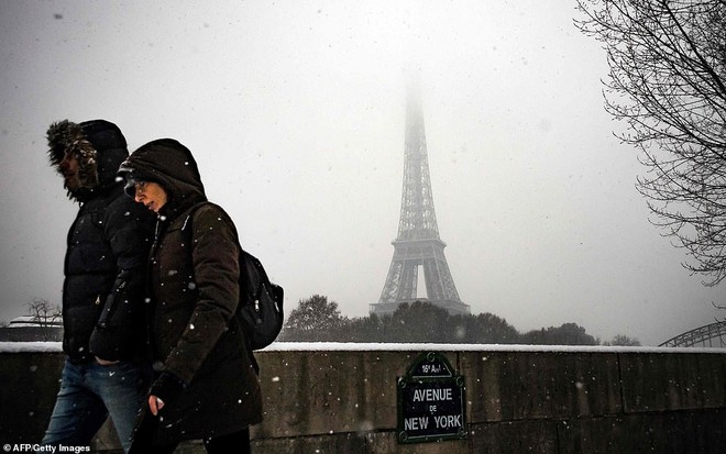 Paris đón tuyết đầu mùa sau nhiều tuần căng thẳng: Kẻ lãng mạn xuống phố, người cô đơn chống chọi giá rét - Ảnh 9.