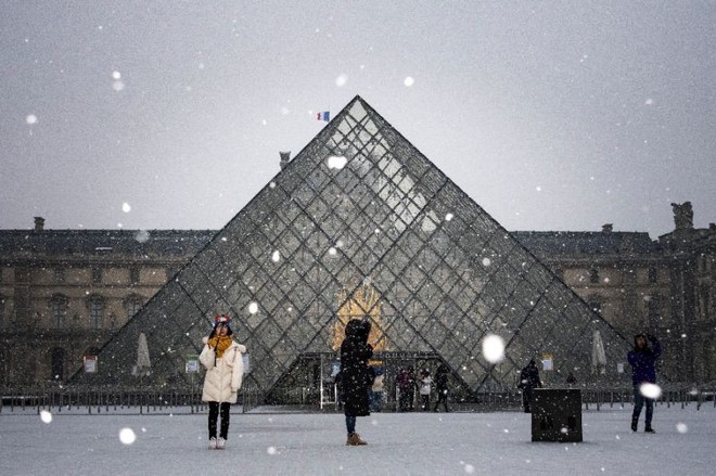 Paris đón tuyết đầu mùa sau nhiều tuần căng thẳng: Kẻ lãng mạn xuống phố, người cô đơn chống chọi giá rét - Ảnh 10.
