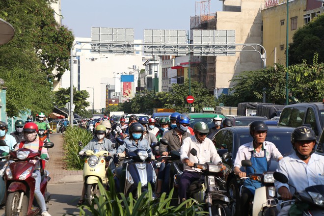 Hàng nghìn phương tiện chôn chân dưới cái nắng ở cổng sân bay Tân Sơn Nhất - Ảnh 1.