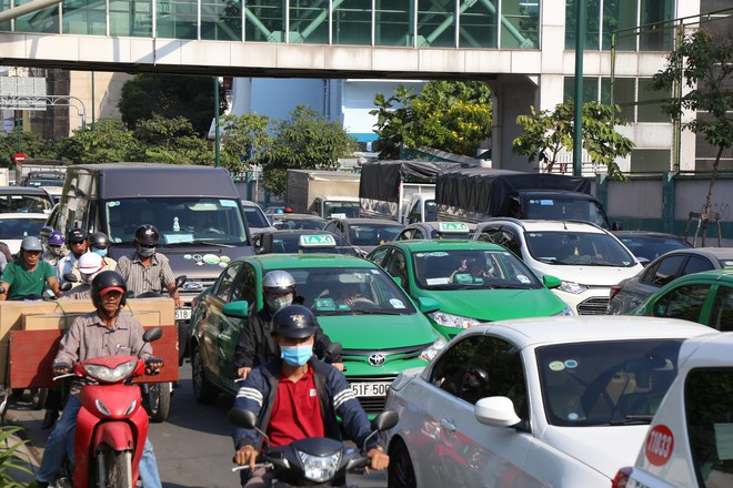 Hàng nghìn phương tiện chôn chân dưới cái nắng ở cổng sân bay Tân Sơn Nhất - Ảnh 4.