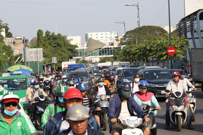 Hàng nghìn phương tiện chôn chân dưới cái nắng ở cổng sân bay Tân Sơn Nhất - Ảnh 5.