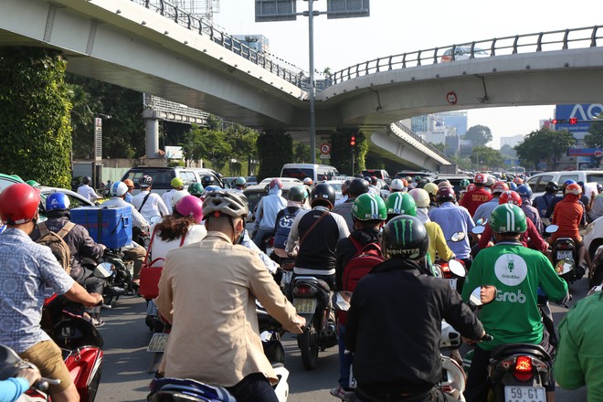 Hàng nghìn phương tiện chôn chân dưới cái nắng ở cổng sân bay Tân Sơn Nhất - Ảnh 9.