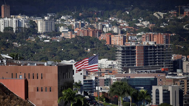 Venezuela: Phe ủng hộ TT Maduro dọa cắt điện ĐSQ Mỹ, Mỹ triệu hồi nhân viên ngoại giao về nước - Ảnh 2.