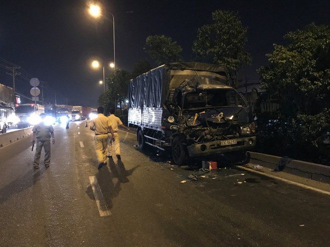 Xe tải tông vào đuôi xe container dừng đèn đỏ, 3 người thương vong ở Sài Gòn - Ảnh 1.