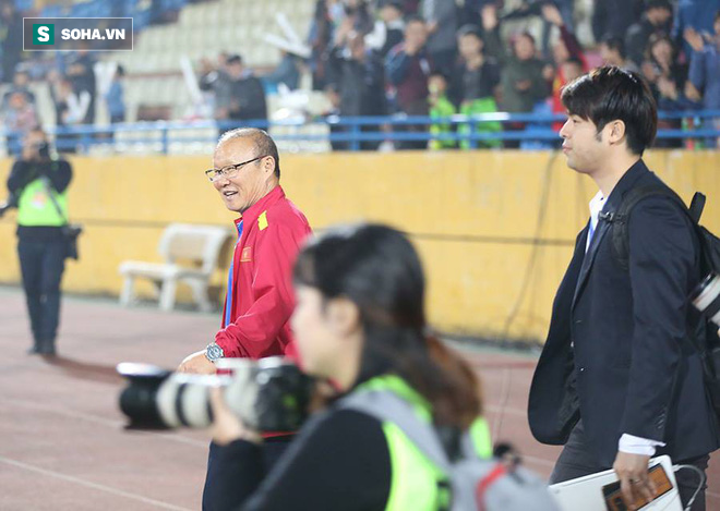HLV Park Hang-seo xúc động, tay bắt mặt mừng với đồng hương - Ảnh 2.