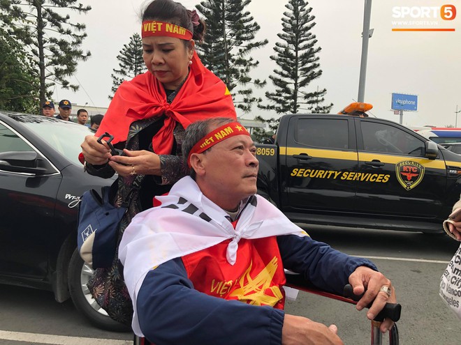 [Trực tiếp] Hàng trăm người hâm mộ tập trung tại sân bay Nội Bài đón đội tuyển Việt Nam trở về - Ảnh 2.