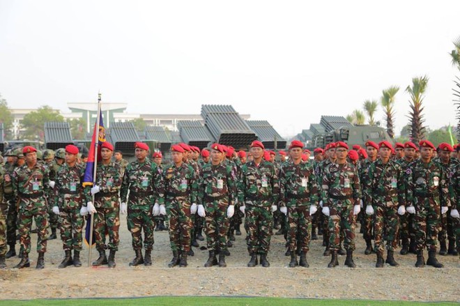 Không chịu kém Lào, Quân đội Campuchia phô diễn vũ khí tối tân kỷ niệm 20 năm thành lập - Ảnh 3.