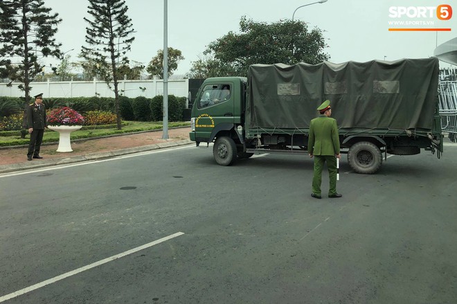 [Trực tiếp] Hàng trăm người hâm mộ tập trung tại sân bay Nội Bài đón đội tuyển Việt Nam trở về - Ảnh 6.