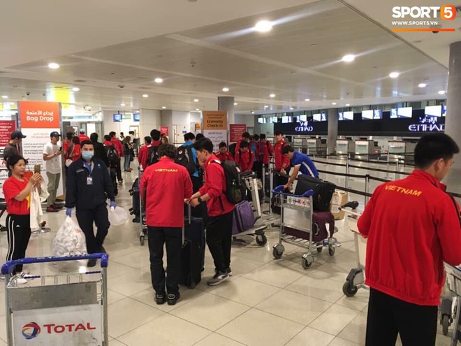 [Trực tiếp] Hàng trăm người hâm mộ tập trung tại sân bay Nội Bài đón đội tuyển Việt Nam trở về - Ảnh 7.